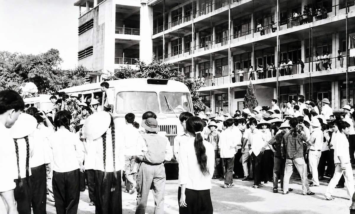 Từ quảng trường C1, những chuyến xe chở sinh viên Bách khoa lăn bánh vào chiến trường.
