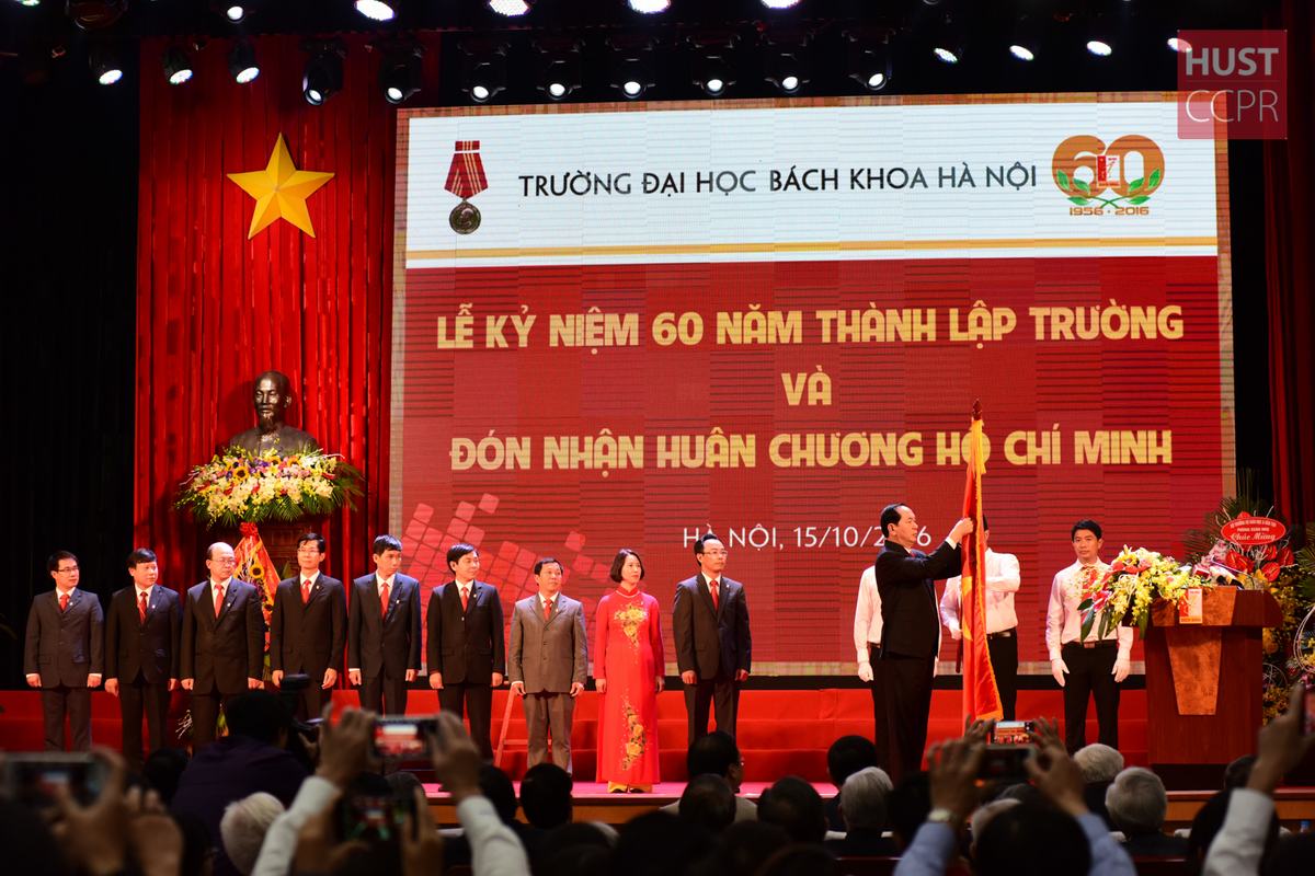 Chủ tịch nước Trần Đại Quang trao Huân chương Hồ Chí Minh cho Trường ĐHBK Hà Nội, 15/10/2016.